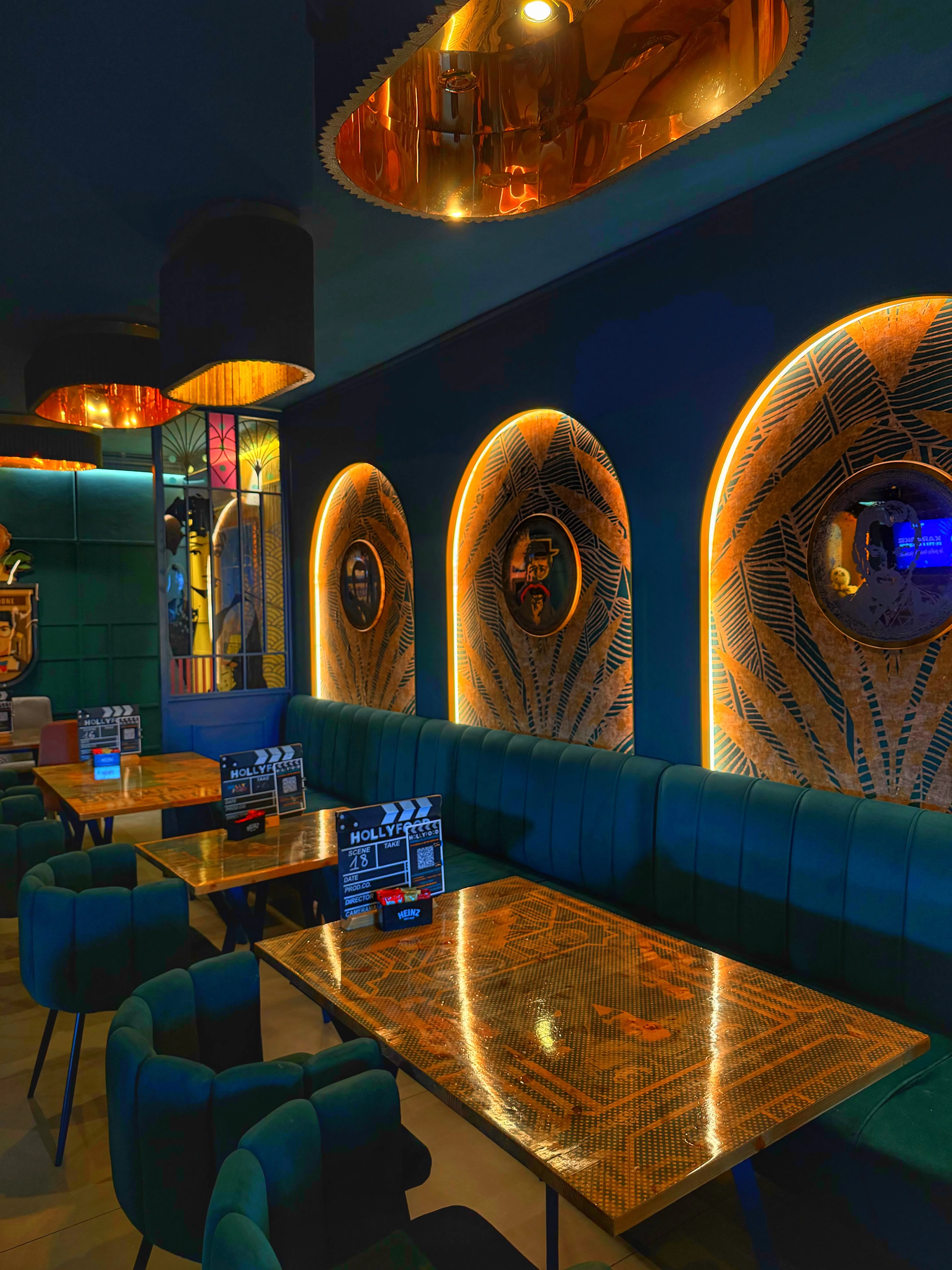 I divani in velluto verde acqua e i medaglioni art deco di Hollyfood