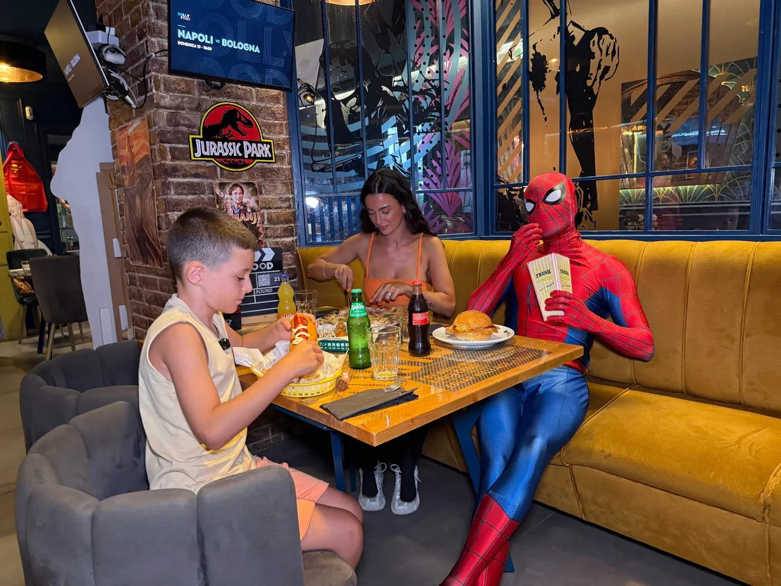 La sala feste di Hollyfood allestita per un compleanno