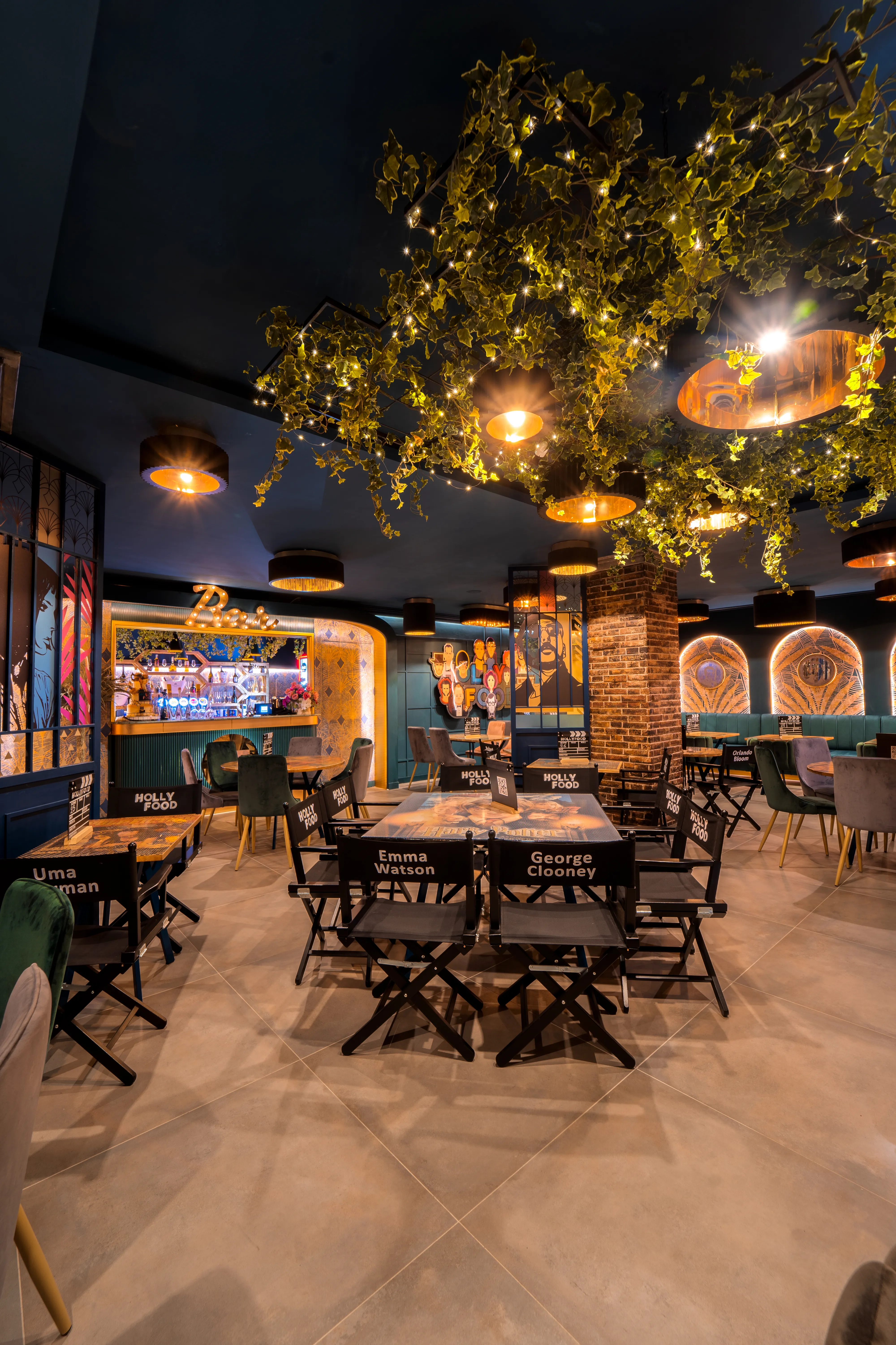 Il locale Hollyfood con il bancone bar e le poltrone da regista