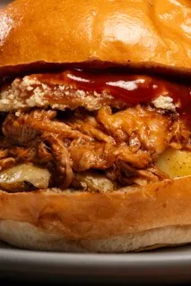 Panino con pulled pork e salsa barbecue