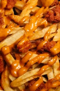 Patatine fritte con polpette e salsa al formaggio