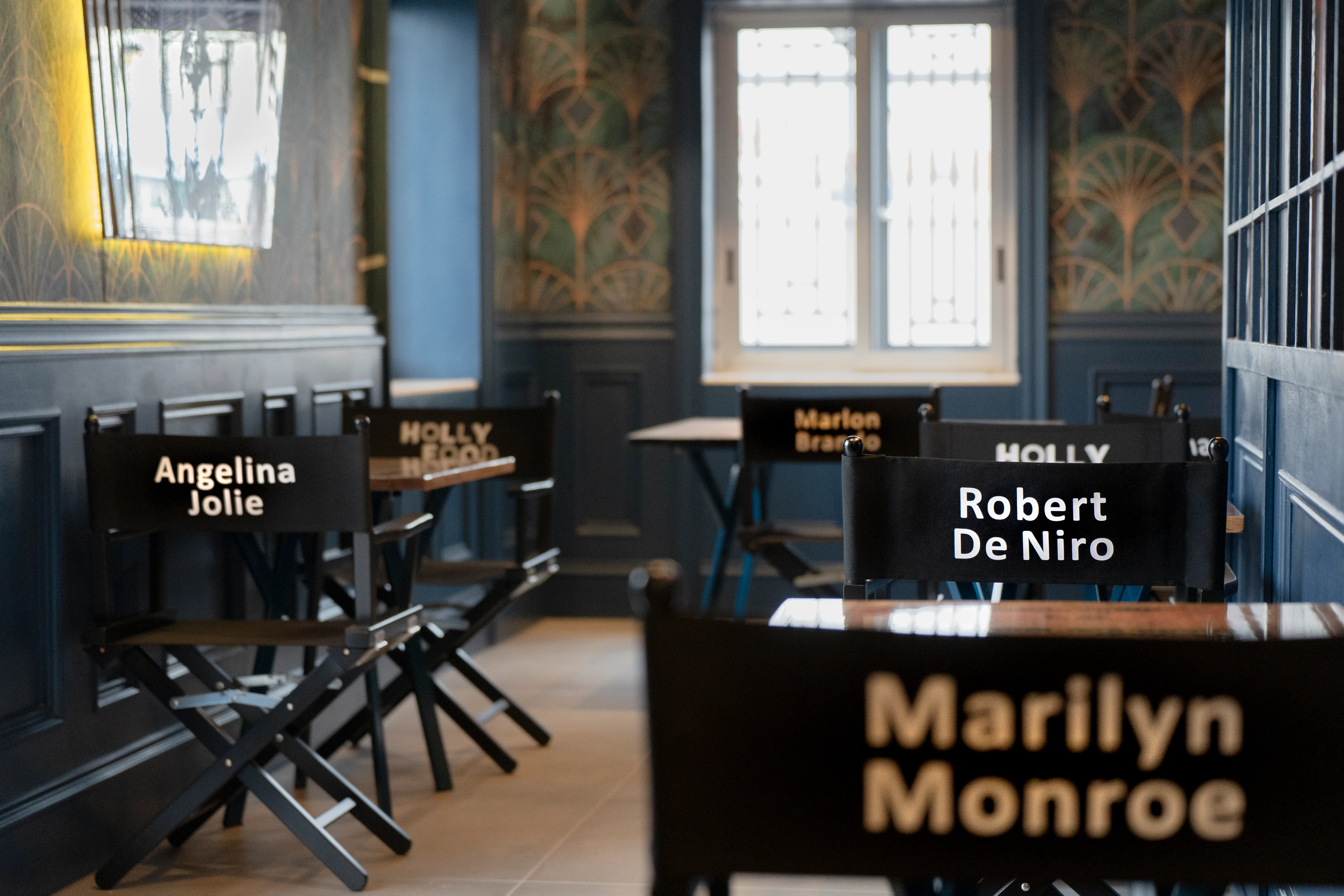 Le poltrone da regista con i nomi delle star, nella sala di Hollyfood