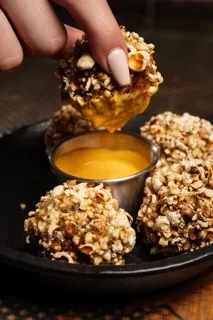 Bocconcini di pollo in crosta di popcorn con salsa