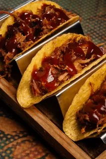 Tacos con pulled pork e salsa barbecue
