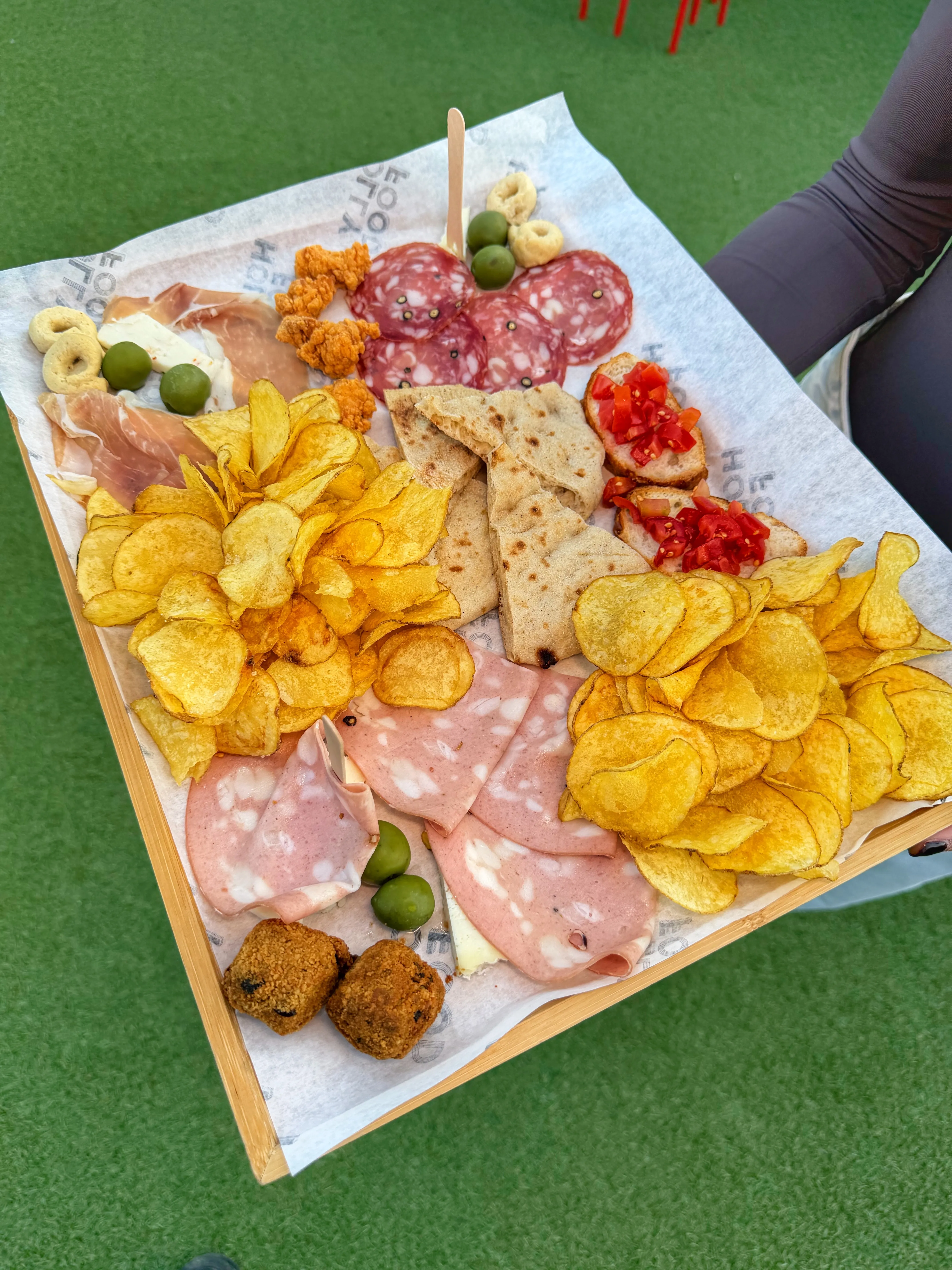 Il tagliere della Formula Aperitivo di Hollyfood, con salumi, formaggi e fritti